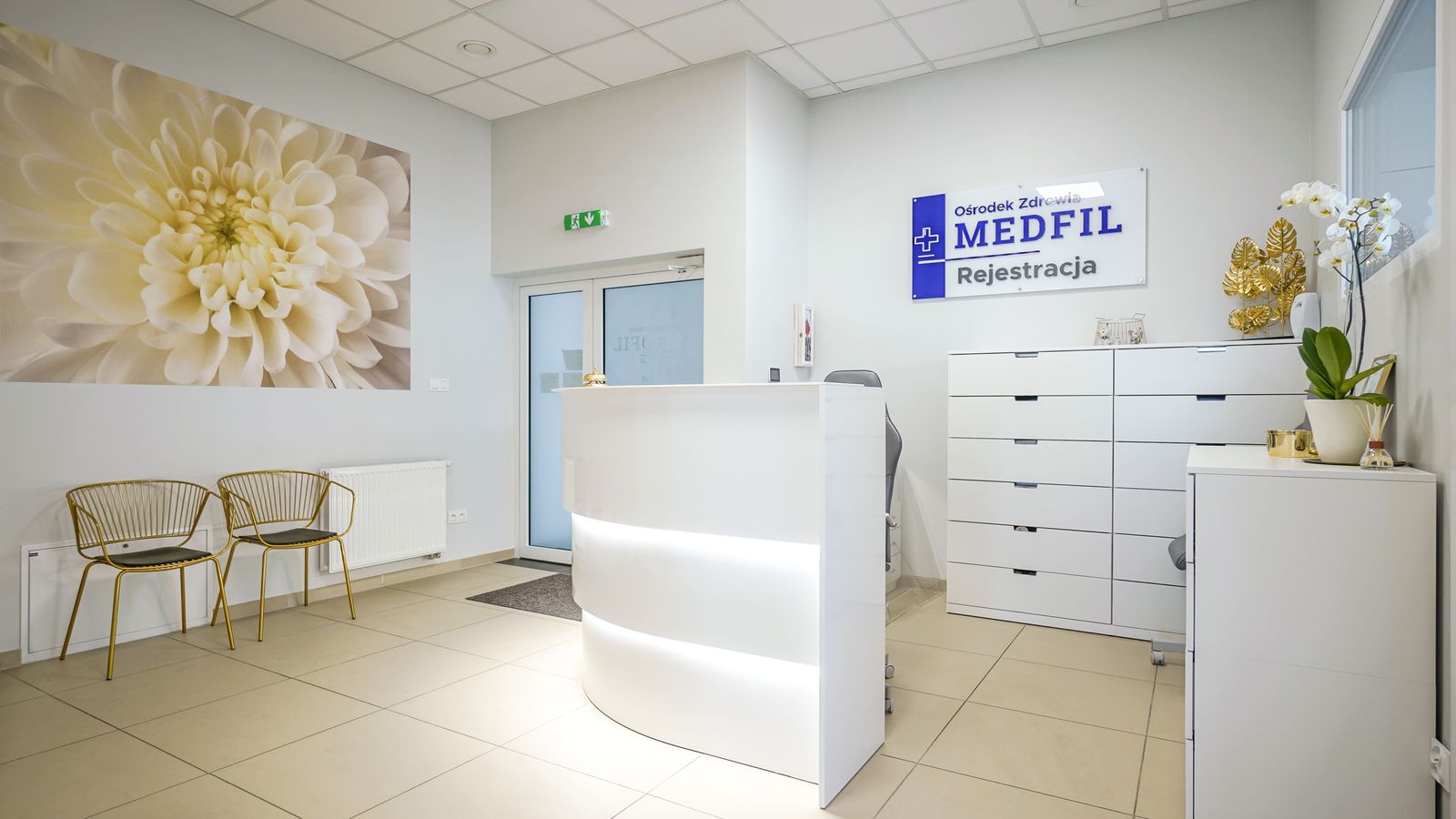 Kontuar rejestracji z tablicą Ośrodek Zdrowia MEDFIL